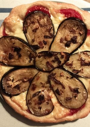 Une photo de Pizza d'aubergines et tomates