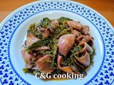 Καλαμαράκια φρικασέ με σπανάκι και χόρτα C&G