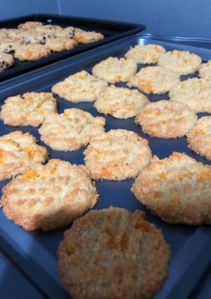 รูปของ Keto cookie ไส้ไข่เค็มและช็อคชิพ