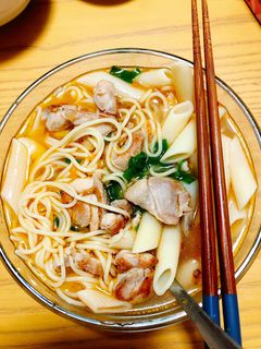 Hình của món Bún nui gà.