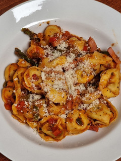 Una foto de Tortellini con bacon y espárragos
