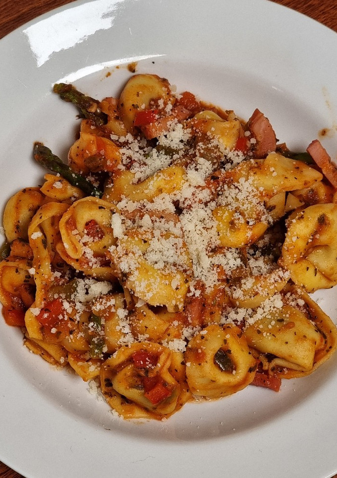Una foto de Tortellini con bacon y espárragos