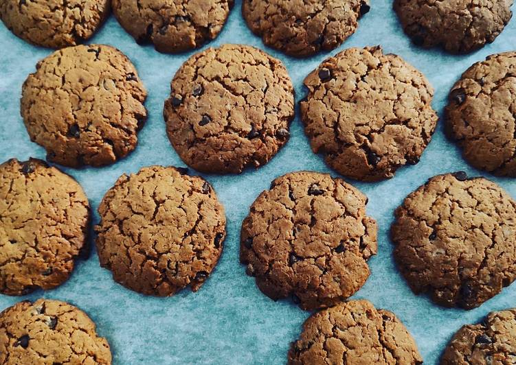 Biscotti al caffè con gocce di cioccolato