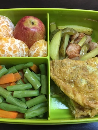 Cara Mudah Membikin Resep 2. Lunch Box (Telur Dadar, Tumis Kentang Sosis, Sayur dan Buah) yang Sempurna Anti Ribet, Mantap Sekali