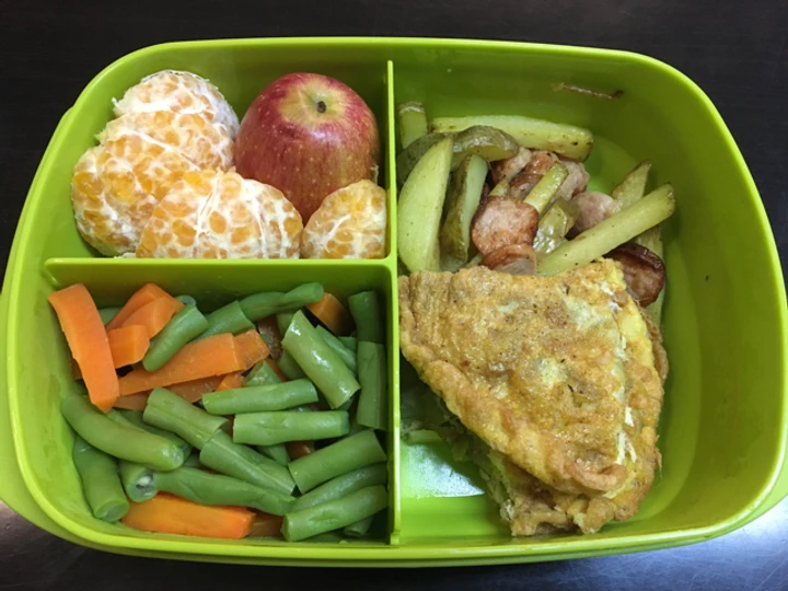 Cara Mudah Membikin Resep 2. Lunch Box (Telur Dadar, Tumis Kentang Sosis, Sayur dan Buah) yang Sempurna Anti Ribet, Mantap Sekali