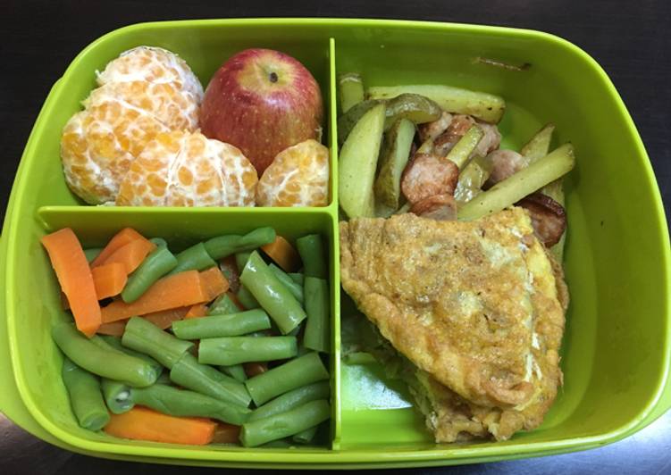 2. Lunch Box (Telur Dadar, Tumis Kentang Sosis, Sayur dan Buah)
