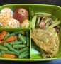 Cara Mudah Membikin Resep 2. Lunch Box (Telur Dadar, Tumis Kentang Sosis, Sayur dan Buah) yang Sempurna Anti Ribet, Mantap Sekali