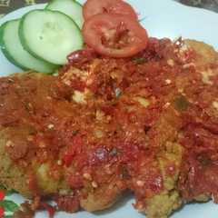 A picture of Ayam geprek.