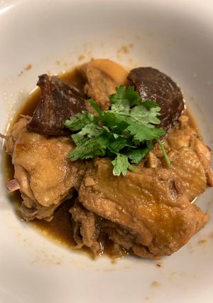 A picture of Ayam Pongteh Santurya.