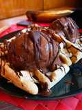 Gofres fit de plátano con helado de chocolate