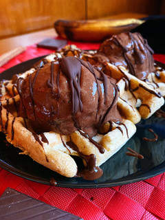 Una foto de Gofres fit de plátano con helado de chocolate