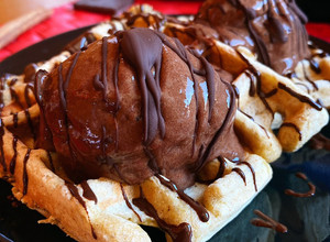 Foto principal de Gofres fit de plátano con helado de chocolate
