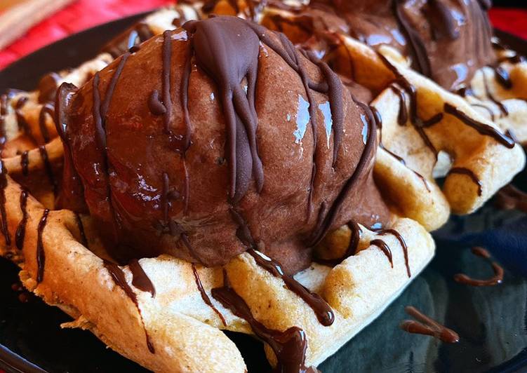 Gofres fit de plátano con helado de chocolate