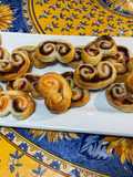 Palmiers feuilletés au saumon fumé et carottes violettes