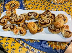 Une photo de Palmiers feuilletés au saumon fumé et carottes violettes