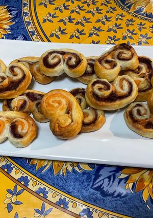 Une photo de Palmiers feuilletés au saumon fumé et carottes violettes