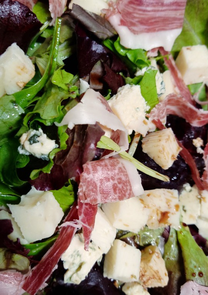 Una foto de Ensalada Ibérica 🥗