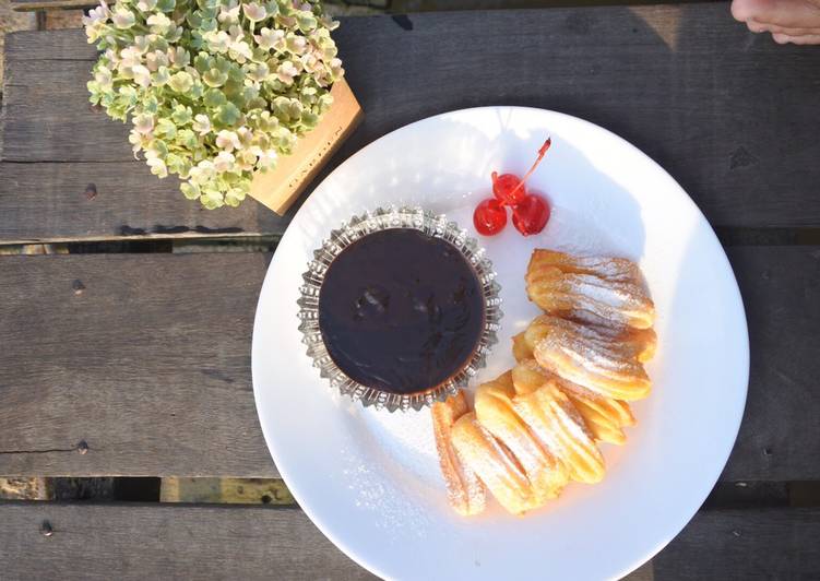 Churros with chocolate sauce