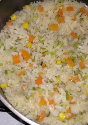Una foto de Arroz blanco con chispas de verduras.ॐ