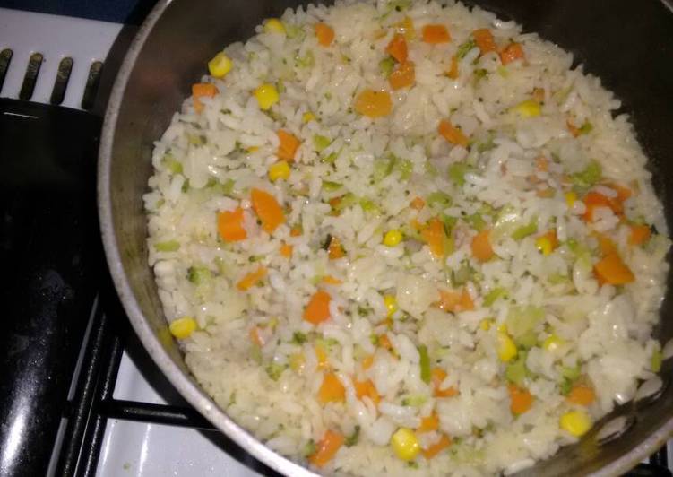 Arroz blanco con chispas de verduras.ॐ