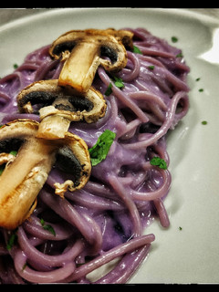 Foto di Spaghetti al cavolo viola con crema di pecorino e funghi