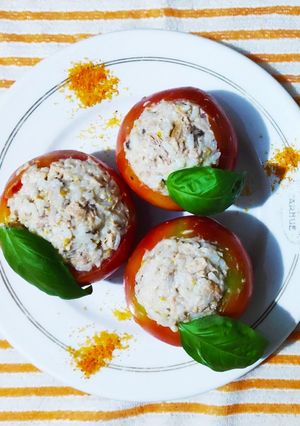 Una foto de Tomates rellenos con arroz yamaní, naranja y aceitunas negras