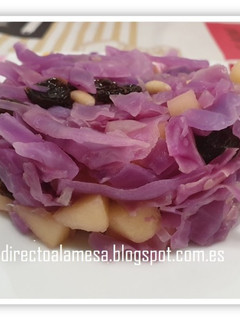 Una foto de Lombarda con manzana, pasas y piñones