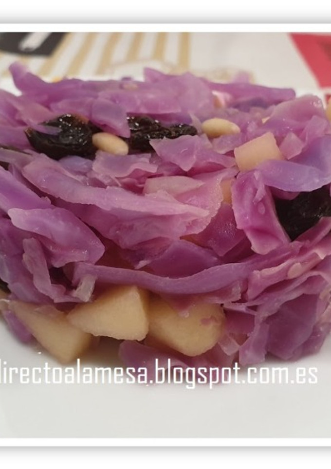 Una foto de Lombarda con manzana, pasas y piñones