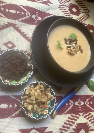 Une photo de Velouté 🥣poireaux 🍃noix 🌰raisin 🍇 sec