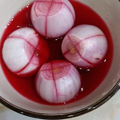 A picture of White wine vinegar onion.