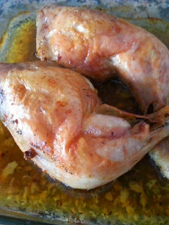 Una foto de Pollo asado en salsa de cerveza y ajo