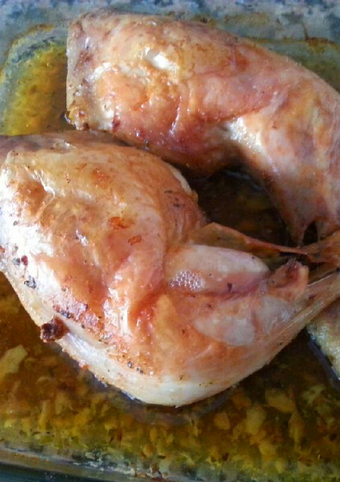 Una foto de Pollo asado en salsa de cerveza y ajo