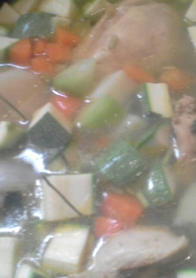 Una foto de Caldo de pollo mi ama