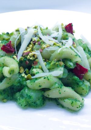 Foto di Fusilloni con broccoletto, pistacchi e ricotta salata
