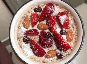 รูปของ Cinnamon Strawberry Oatmeal