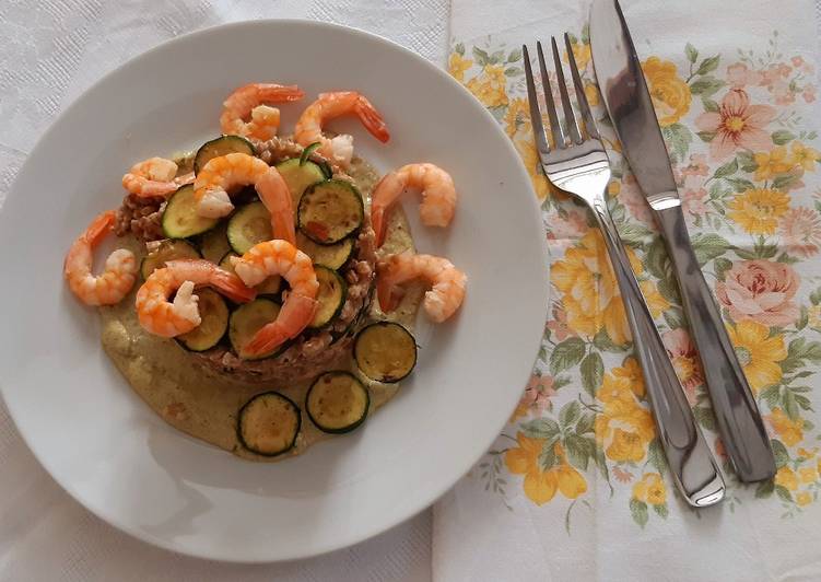 Farro al pesto di zucchine e gamberi