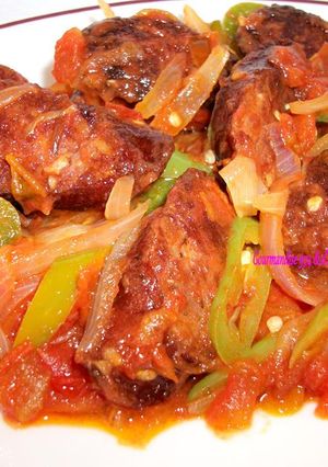 Une photo de ROUGAIL SAUCISSES FUMÉES aux GROS PIMENTS (spécialité Réunionnaise)