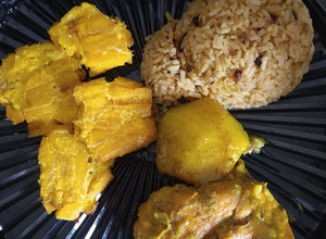 Una foto de Pollo misterioso y arroz de cebolla