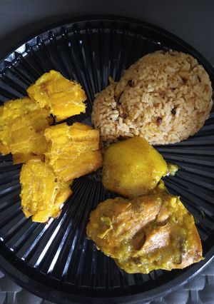 Una foto de Pollo misterioso y arroz de cebolla