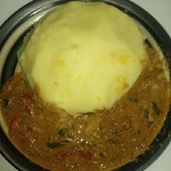 A picture of Mashed potatoes with minced meat stew.