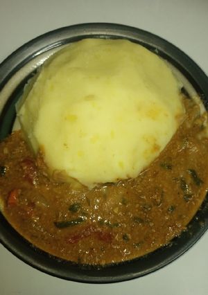 A picture of Mashed potatoes with minced meat stew.