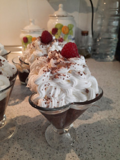 Una foto de Copas de chocolate y chantilly