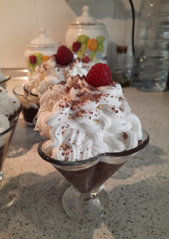Una foto de Copas de chocolate y chantilly