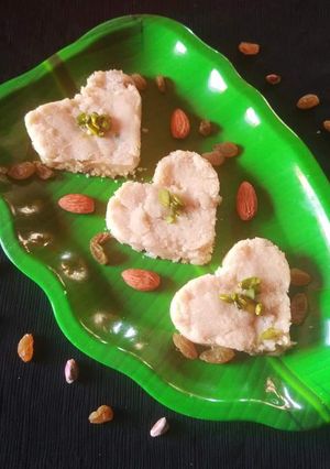 बनाना सेमोलिना हलवा(Banana Semolina Halwa Recipe In Hindi) रेसिपी मुख्य फोटो
