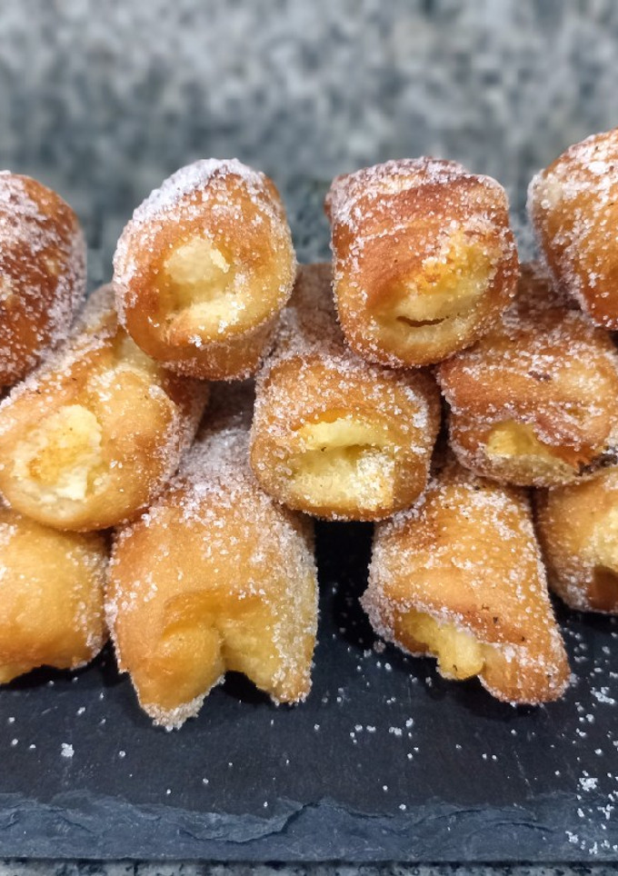 Una foto de Xuxos o empanadillas de crema