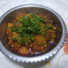A picture of Aloo matar.