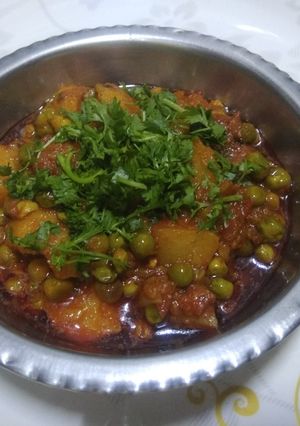 A picture of Aloo matar.