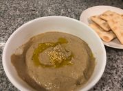 Una foto de berenjena y tahini