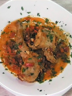 Una foto de Conejo en salsa de verduras