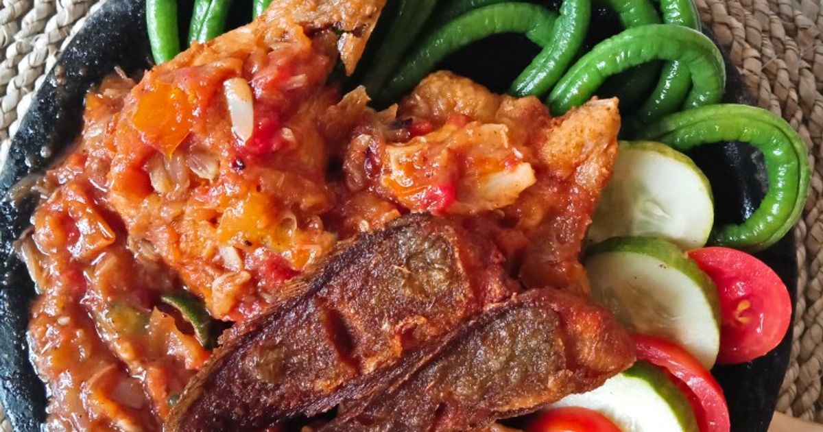 Ayam penyet sambal terasi ulek